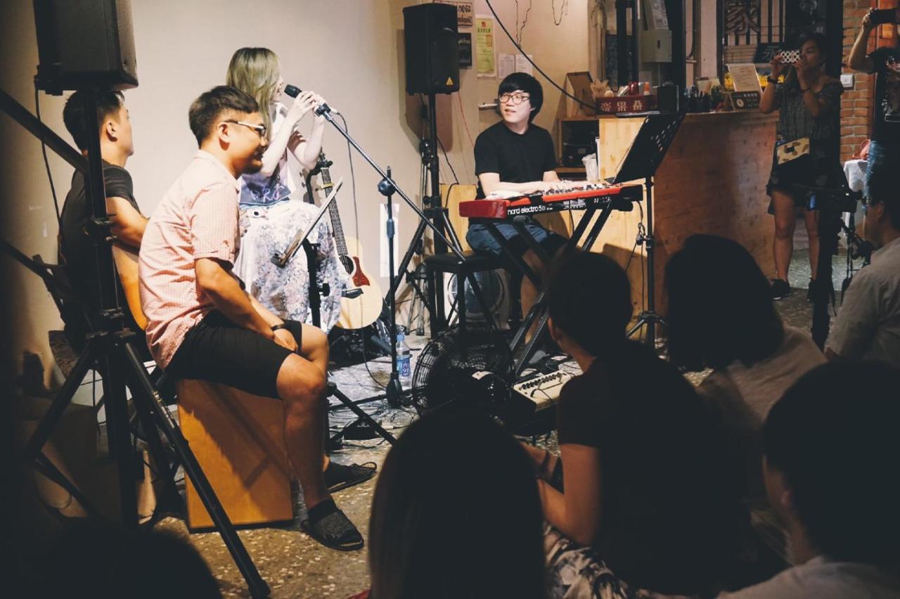 62巷背包客棧 Lane62 Hostel Longjing Bagian luar foto